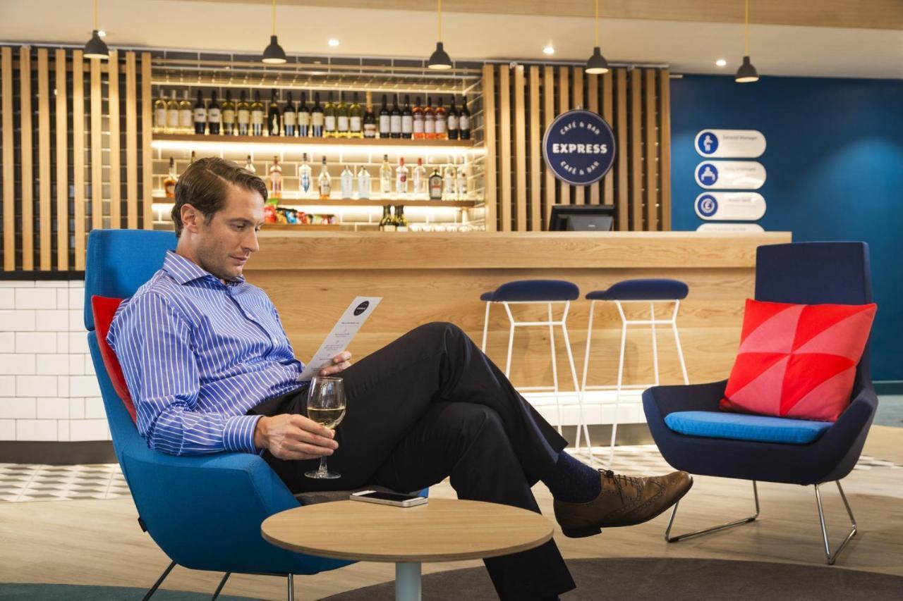 Holiday Inn Express - Fleet By Ihg Zewnętrze zdjęcie